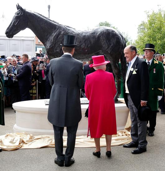 英国女王为“范高尔”雕像揭幕